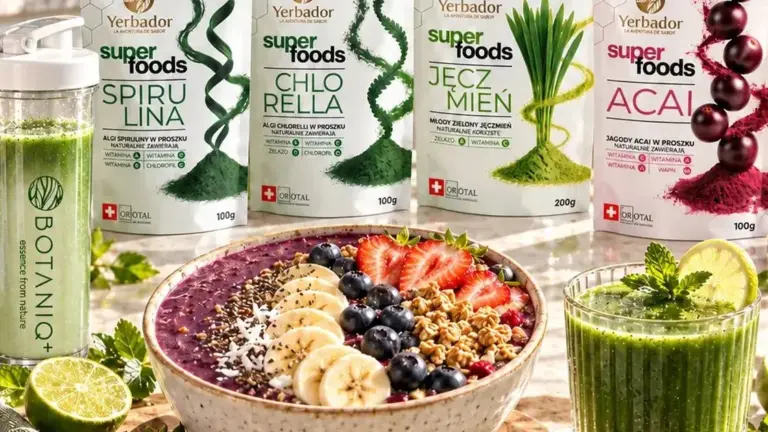 Szeroki kadr: bowl z açaí, zielony koktajl, shaker i cztery superfoods Yerbador