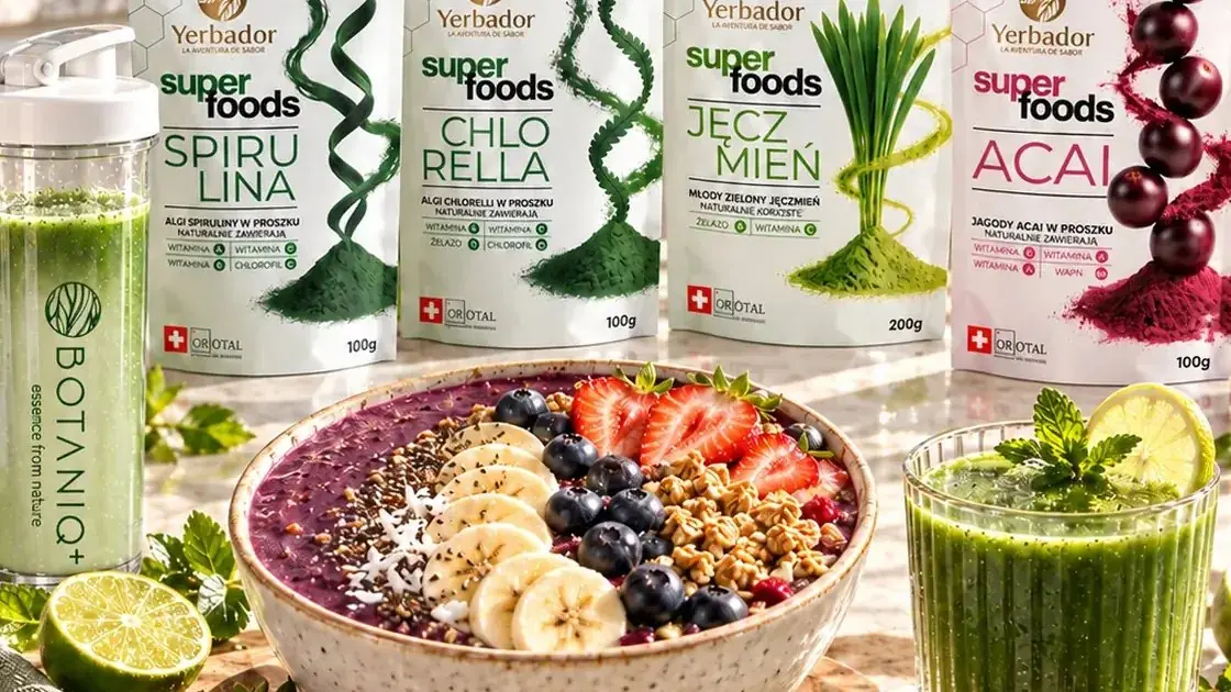 Szeroki kadr: bowl z açaí, zielony koktajl, shaker i cztery superfoods Yerbador