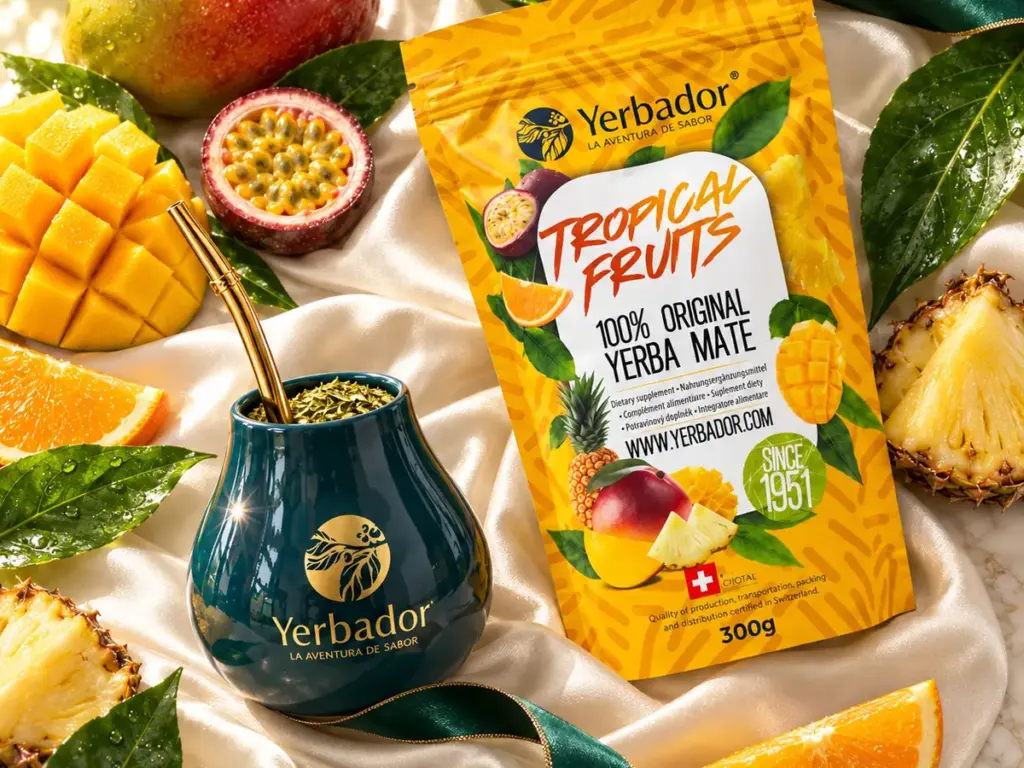 Yerba mate Tropical Fruits z mango, marakują i ananasem — flat lay