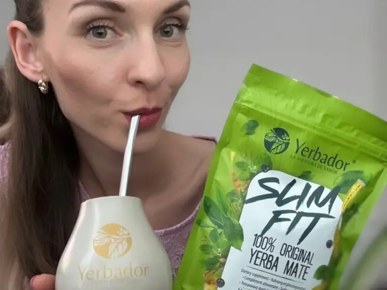 Kobieta pije yerba mate przez bombillę z białego matero, obok Slim Fit