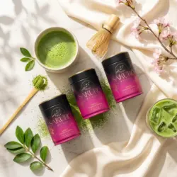 Sakuro Matcha 2+1 GRATIS — 3× puszka Excellence 40g / suplement diety — kompozycja w słonecznym świetle